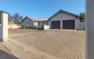 4 Bedroom House For Sale in Hermis