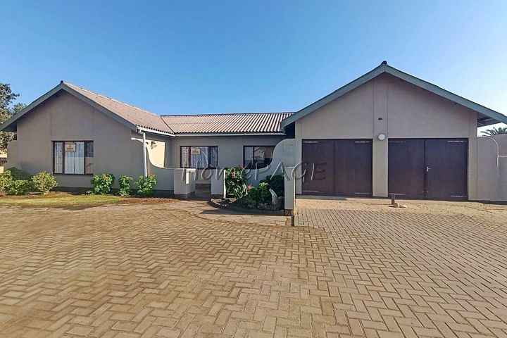 4 Bedroom House For Sale in Hermis