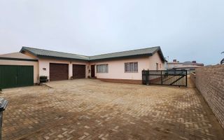 3 Bedroom House For Sale in Henties Bay Central, Henties Bay