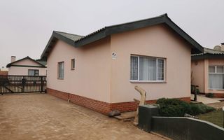 3 Bedroom House For Sale in Henties Bay Central, Henties Bay