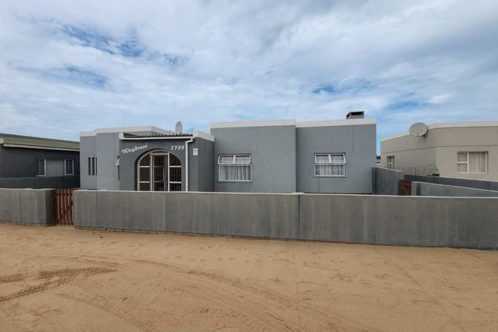 3 Bedroom House For Sale in Henties Bay Central, Henties Bay