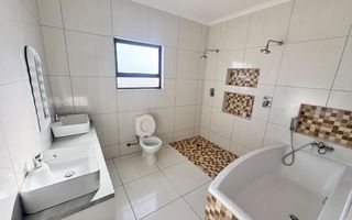 2 Bedroom House To Rent in Dolphin Beach