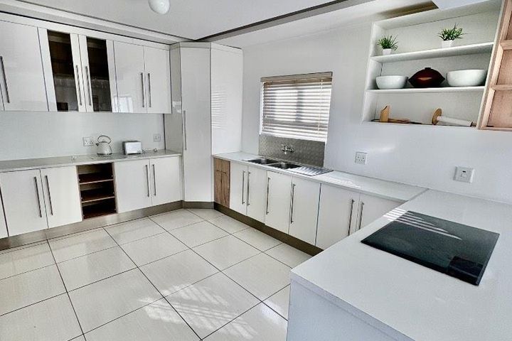 2 Bedroom House To Rent in Dolphin Beach