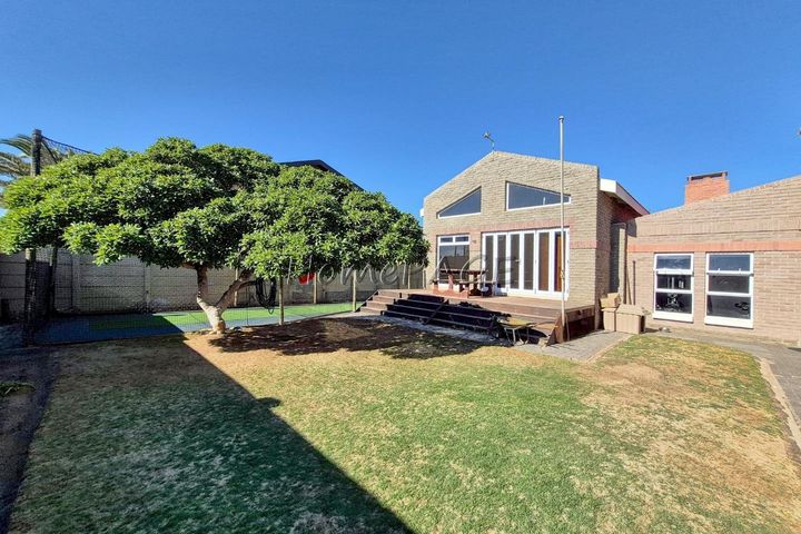 4 Bedroom House For Sale in Meersig