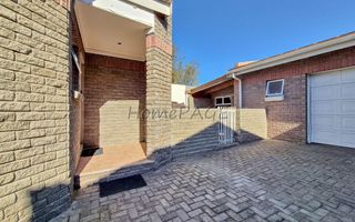 4 Bedroom House For Sale in Meersig