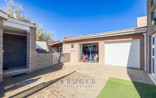 4 Bedroom House For Sale in Meersig