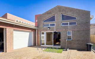 4 Bedroom House For Sale in Meersig