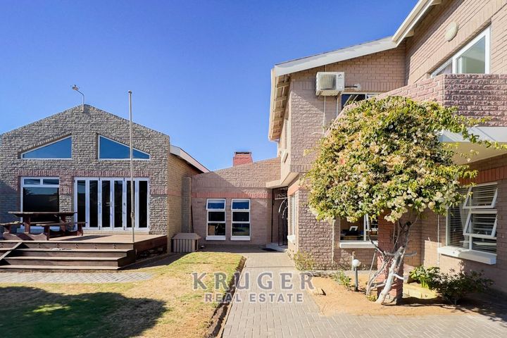 4 Bedroom House For Sale in Meersig