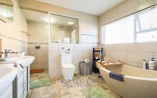 4 Bedroom House For Sale in Meersig