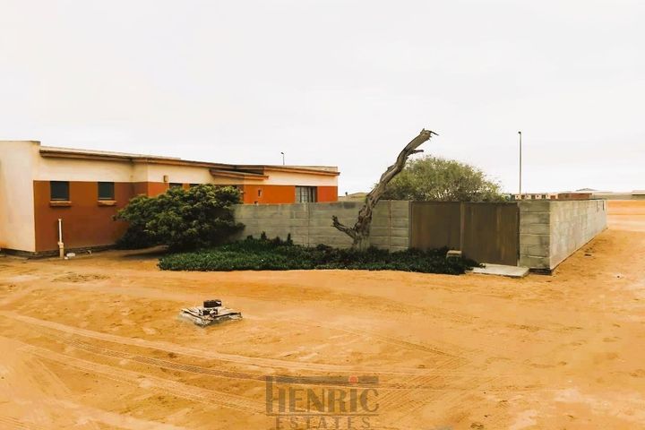 Industrial For Sale in Henties Bay Central, Henties Bay