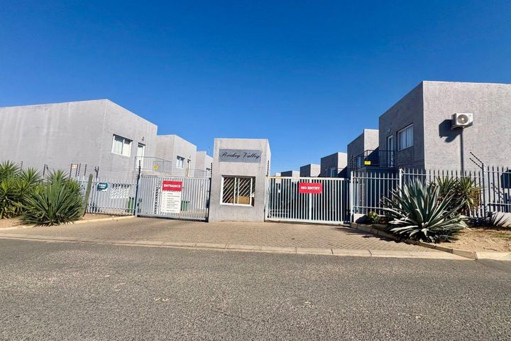 2 Bedroom Apartment For Sale in Rocky Crest, Windhoek