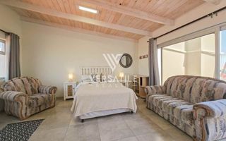 4 Bedroom House For Sale in Long Beach