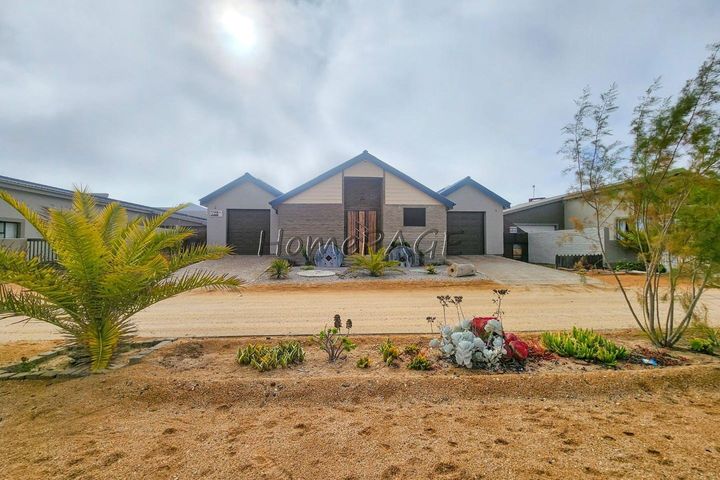 3 Bedroom House For Sale in Henties Bay Central, Henties Bay