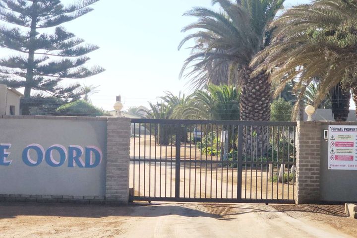House For Sale in Henties Bay Central, Henties Bay