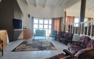 4 Bedroom House For Sale in Henties Bay Central, Henties Bay