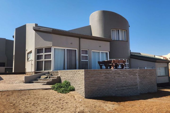 4 Bedroom House For Sale in Henties Bay Central, Henties Bay
