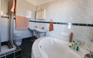 4 Bedroom House For Sale in Henties Bay Central, Henties Bay