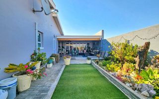 3 Bedroom House For Sale in Henties Bay Central, Henties Bay