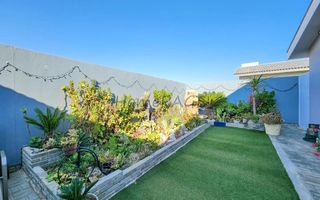 3 Bedroom House For Sale in Henties Bay Central, Henties Bay