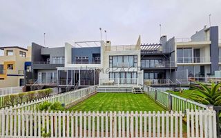 3 Bedroom House For Sale in Long Beach