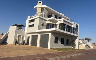 4 Bedroom House For Sale in Afrodite Beach