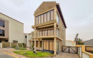 4 Bedroom House For Sale in Long Beach