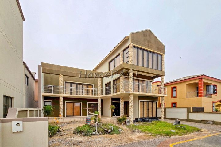 4 Bedroom House For Sale in Long Beach
