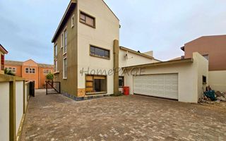 4 Bedroom House For Sale in Long Beach