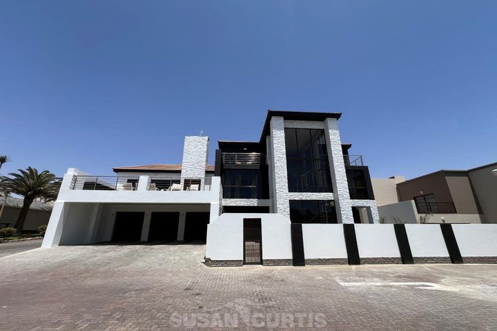 5 Bedroom House For Sale in Long Beach