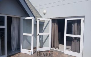 3 Bedroom House For Sale in Long Beach