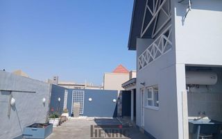 3 Bedroom House For Sale in Long Beach