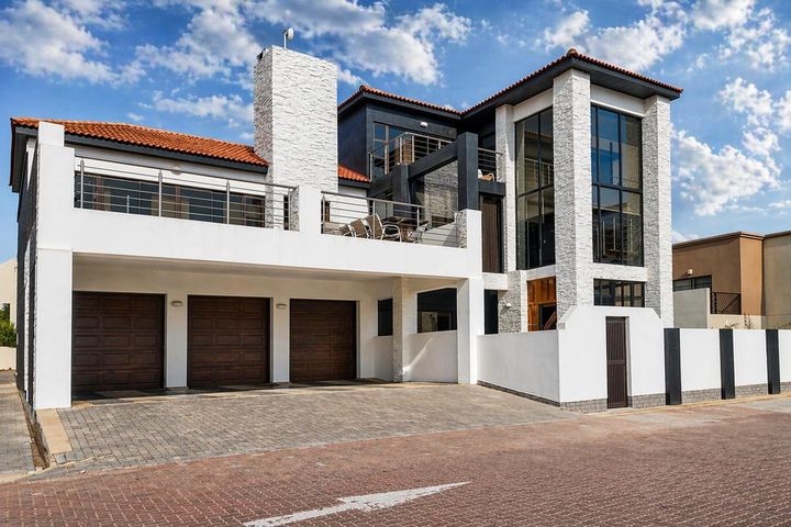 5 Bedroom House For Sale in Long Beach