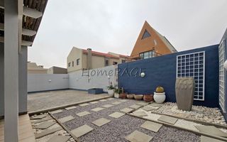 3 Bedroom House For Sale in Long Beach