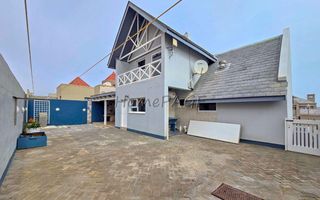 3 Bedroom House For Sale in Long Beach