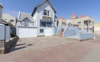 3 Bedroom House For Sale in Long Beach
