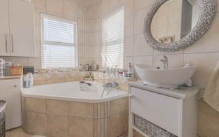 4 Bedroom House For Sale in Long Beach