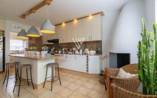 4 Bedroom House For Sale in Long Beach