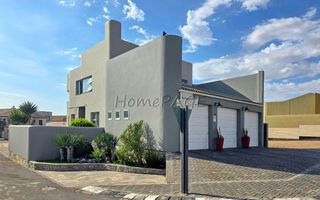 4 Bedroom House For Sale in Long Beach