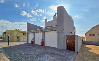 4 Bedroom House For Sale in Long Beach