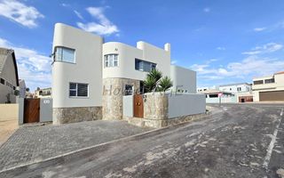 4 Bedroom House For Sale in Long Beach