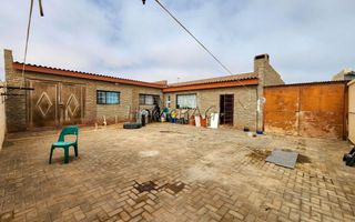 3 Bedroom House For Sale in Henties Bay Central, Henties Bay