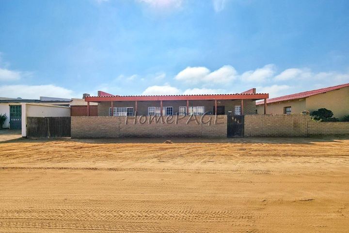3 Bedroom House For Sale in Henties Bay Central, Henties Bay