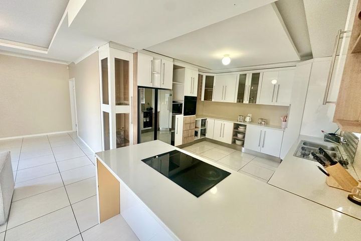 2 Bedroom House To Rent in Dolphin Beach