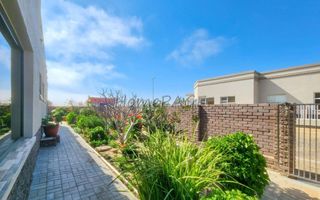 3 Bedroom House For Sale in Henties Bay Central, Henties Bay