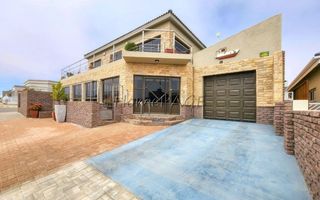 3 Bedroom House For Sale in Henties Bay Central, Henties Bay