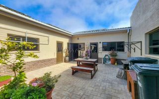 3 Bedroom House For Sale in Henties Bay Central, Henties Bay