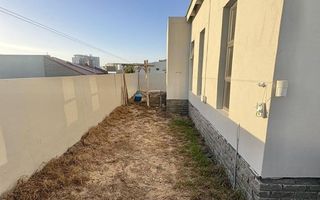 2 Bedroom House To Rent in Dolphin Beach