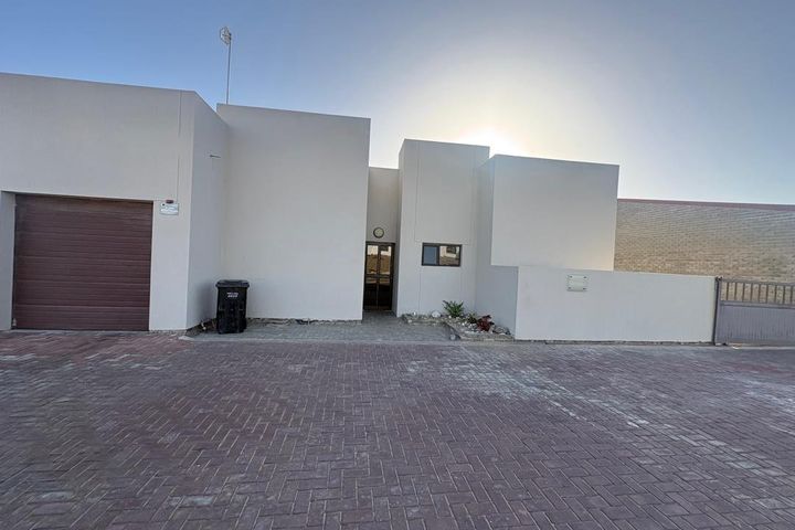 2 Bedroom House To Rent in Dolphin Beach