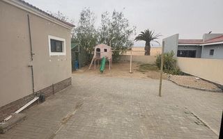 2 Bedroom House To Rent in Dolphin Beach
