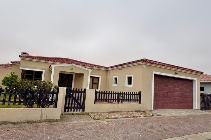 2 Bedroom House To Rent in Dolphin Beach